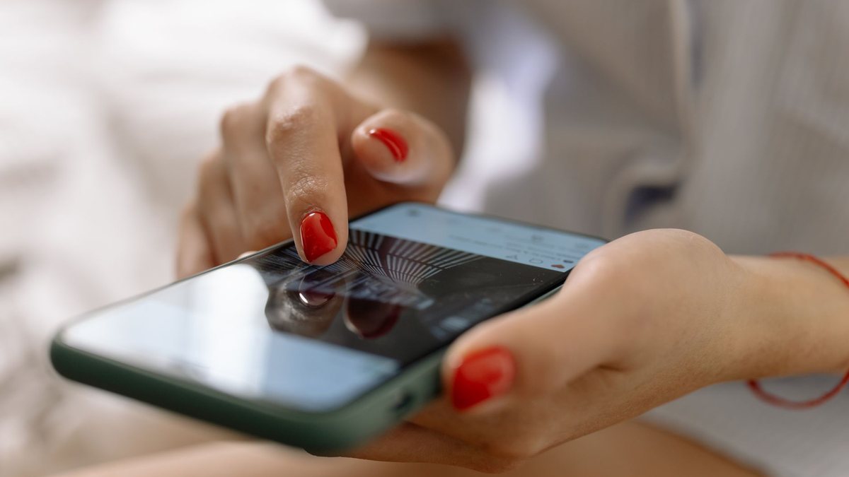 Người dùng lướt video mua sắm trên điện thoại