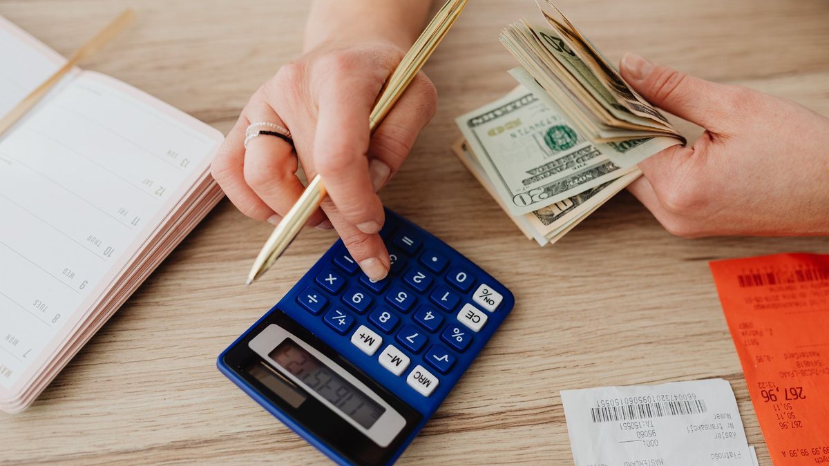 Máy tính và tiền để tính lợi nhuận