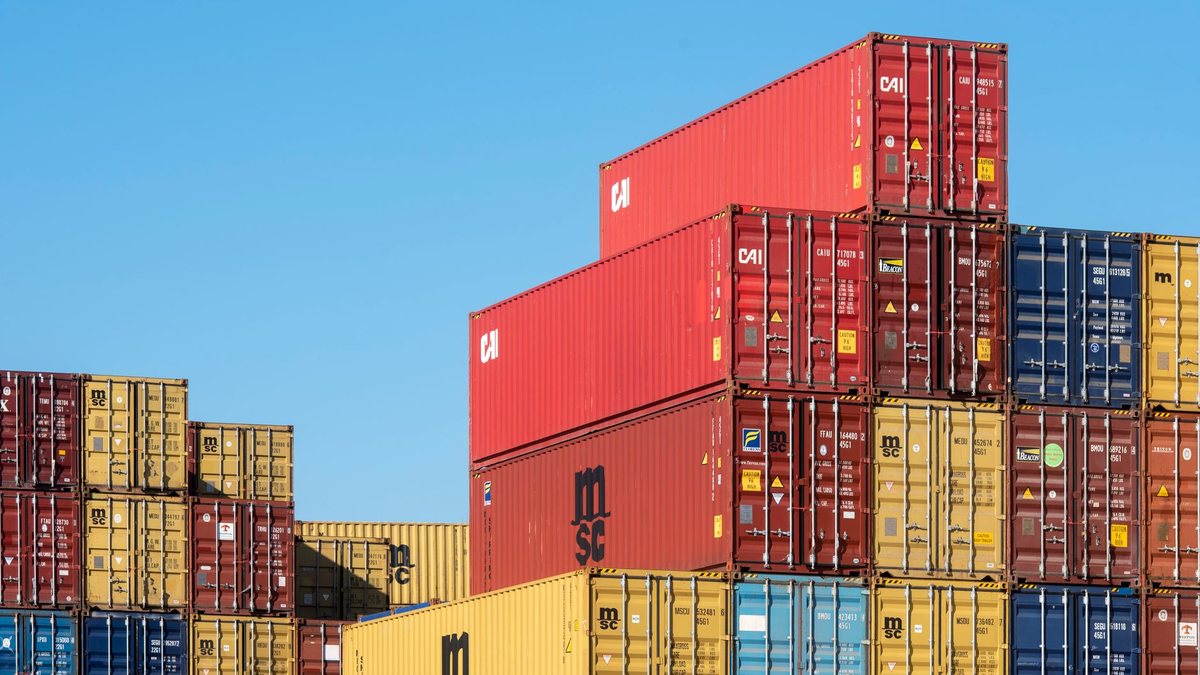 Tàu container chở hàng tại cảng