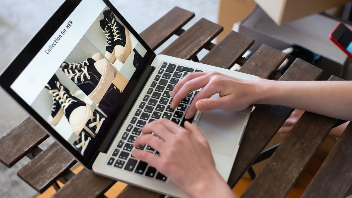 Trang sản phẩm thương mại điện tử trên laptop